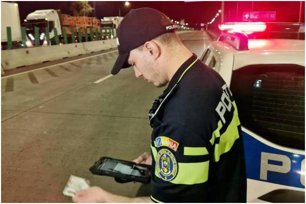 Poliţiştii verifică documentele de identitate cu ajutorul sistemelor mobile de scanare pe care este instalată aplicaţia EDAC