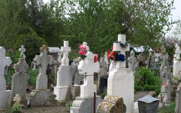 Tânăr din Iași, prins într-un cimitir în timp ce își dezgropa tatăl. Era convis că mama lui l-a îngropat de viu