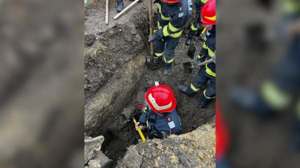 Doi muncitori din Vâlcea, îngropaţi sub un mal de pământ în timp ce săpau un şanţ