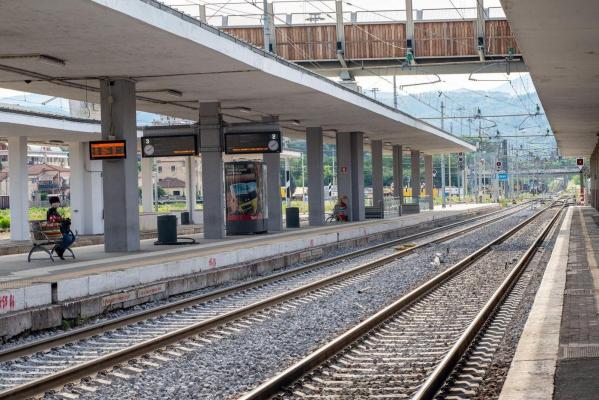 Dezamăgit în dragoste, un român din Italia a vrut să se sinucidă. S-a aşezat pe şinele de cale ferată în aşteptarea trenului. A fost salvat în ultima clipă