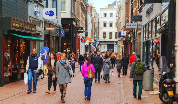 Cum luptă Amsterdamul împotriva turismului excesiv. În capitala olandeză nu se mai pot construi hoteluri noi