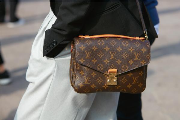 Vânzările de produse de lux ale companiei care deține Louis Vuitton au depăşit exporturile agricole în Franța
