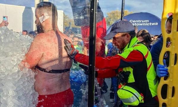Record mondial stabilit de un polonez. Lukasz a stat scufundat într-o cutie cu gheaţă timp de 4 ore. "Datorită dragostei mele pentru frig"