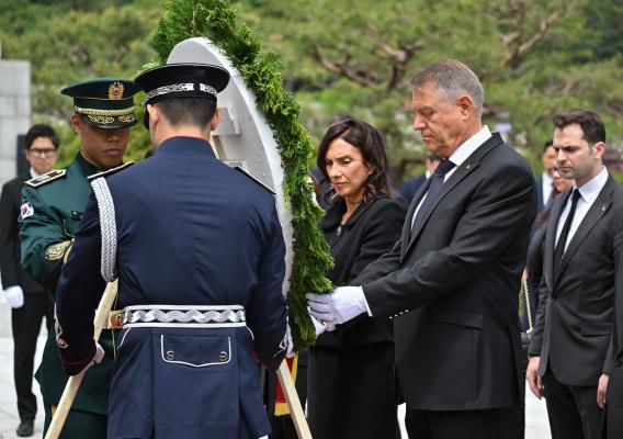 Klaus Iohannis, vizită oficială în Coreea de Sud. Preşedintele a depus o coroană de flori Seoul National Cemetery