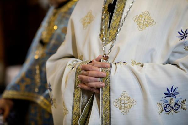 Un preot din Constanţa a refuzat să spovedească o femeie de 87 de ani pe motiv că aparţine altei parohii. Ce sancţiune riscă duhovnicul