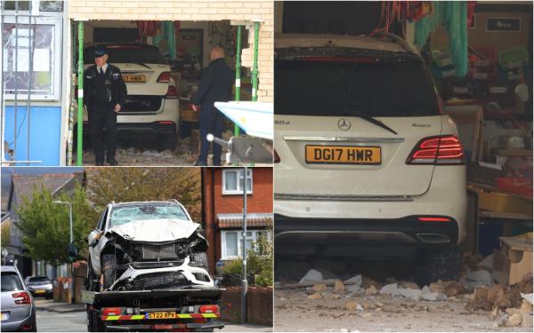 La un pas de tragedie. Un şofer a intrat cu maşina în peretele unei şcoli din Liverpool şi a "aterizat" într-o sală de clasă