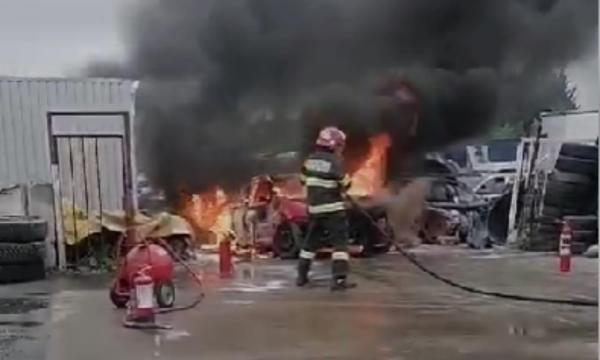 Maşină mistuită de flăcări, în curtea unei firme din Arad. De la ce ar fi izbucnit incendiul