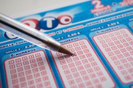 Sătulă să tot piardă, o femeie a decis să joace pentru ultima dată la loterie numerele sale preferate şi a câştigat 20 de milioane de dolari, în Australia