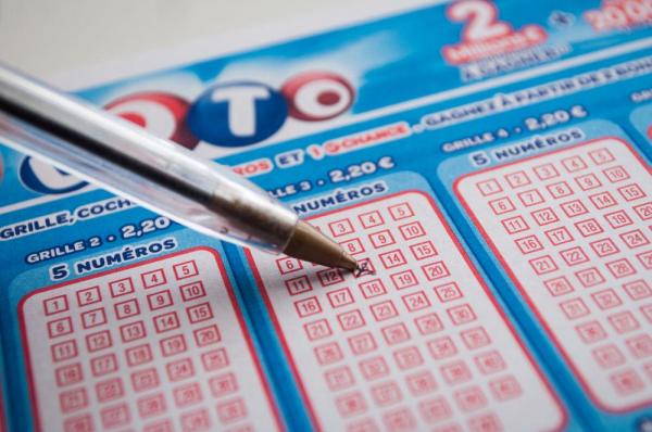 Sătulă să tot piardă, o femeie a decis să joace pentru ultima dată la loterie numerele sale preferate şi a câştigat 20 de milioane de dolari, în Australia