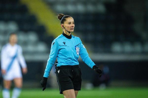 Iuliana Demetrescu arbitrează meci din semifinalele Ligii Campionilor la fotbal feminin