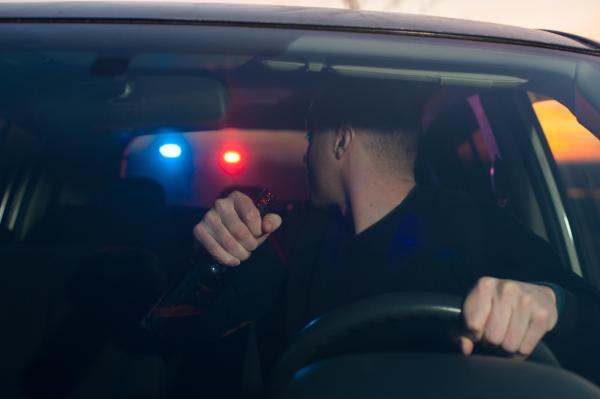 Un tânăr din Galați s-a înfipt cu mașina în gard, după ce a fugit de polițiști. Era băut și avea și permisul suspendat