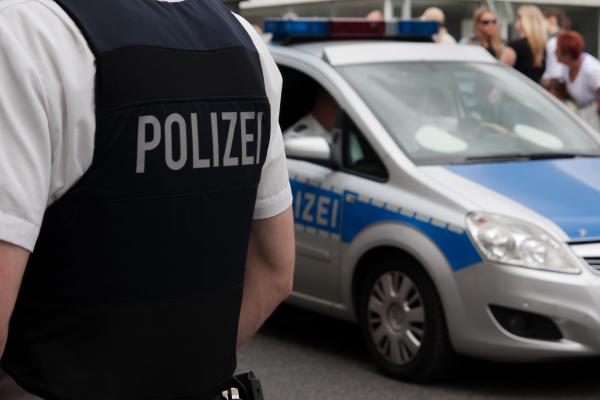 Poliţist mort, după ce s-a prăbuşit la pământ într-o grădină din Germania. El şi colegii săi interveneau la o altercaţie, când un tânăr i-a atacat