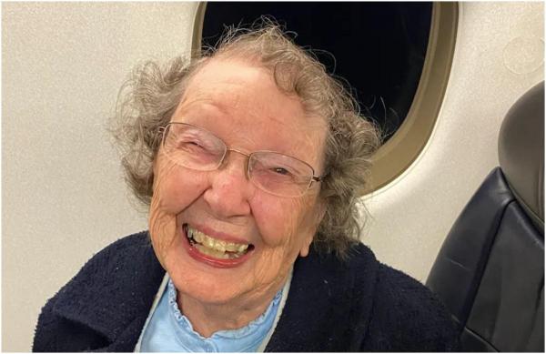 O femeie de 101 ani are probleme în achiziționarea biletului de avion din cauza vârstei