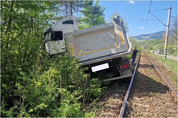 Un camion s-a răsturnat pe calea ferată între haltele Palanca şi Simbrea din Bacău. Circulaţia trenurilor este întreruptă