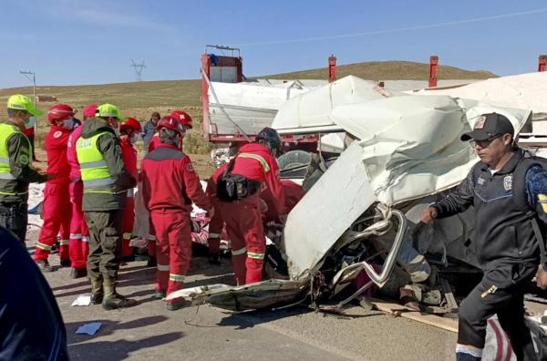 Impact dezastruos între un autobuz cu 15 pasageri şi un camion, în Bolivia. 14 oameni au murit, între care un minor