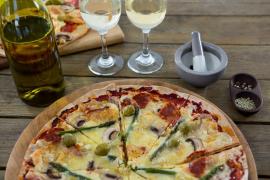 O femeie a mers la un restaurant din Italia, alături de prietenul ei, şi a comandat vin. A ajuns imediat la spital cu arsuri pe gât: ce-i pusese chelnerul în pahar