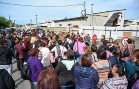 Fabrică închisă în România. 200 de angajați au ieșit să protesteze după decizia conducerii companiei