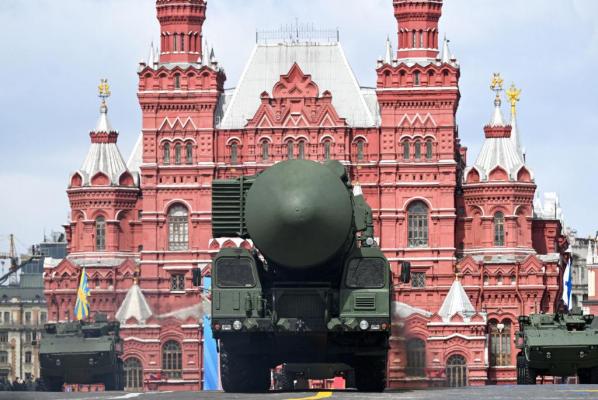 Paradă nucleară de Ziua Victoriei. 9.000 de soldaţi, cu sisteme de rachete Iskander şi Yars, au defilat la Moscova