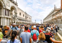 O italiancă a luat la bătaie cu pumnii şi picioarele turiştii de pe un vaporaş din Veneţia. 