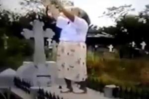 Imagini ŞOCANTE! Femeia CARE DANSEAZĂ MANELE pe mormântul SOŢULUI!