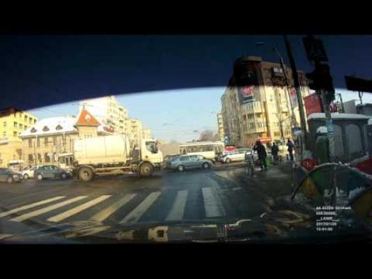 VIDEO: Accident LIVE între un tramvai și o mașină, în București