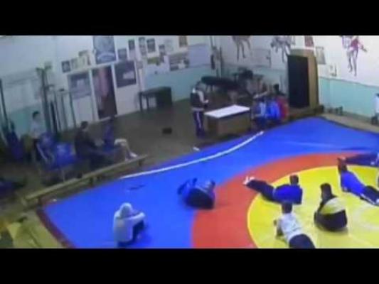 VIDEO terifiant! Un antrenor de lupte şi-a bătut crunt elevul