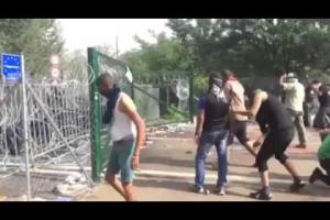 Tensiuni la 86 de kilometri de România! Confruntări violente între imigranţi şi poliţia din Ungaria
