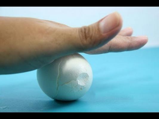 VIDEO UTIL! Cum să decojeşti un ou într-o secundă!