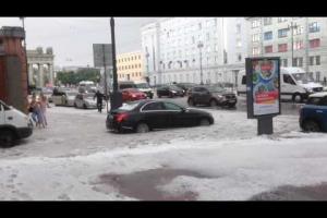 Sankt Petersburg, acoperit de gheaţă în plină vară! Grindina căzută a avut mărimea unei cireşe(FOTO şi VIDEO)
