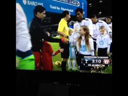 O fetiţă şi-a bătut joc de golgeterul lui Liverpool!