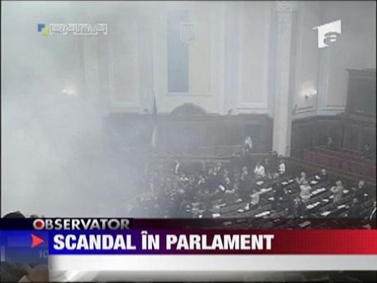 Scandal ca la usa cortului in Parlamentul Ucrainian