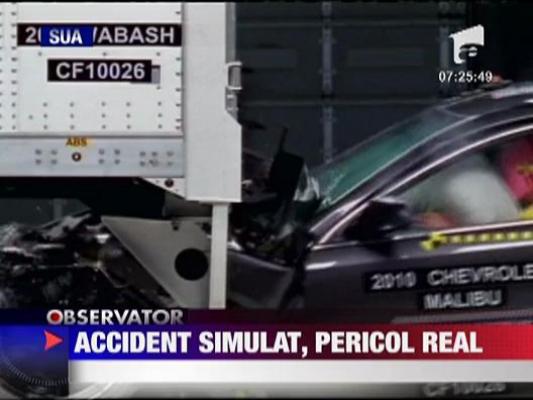 Accident simulat intre un autoturism si camioane