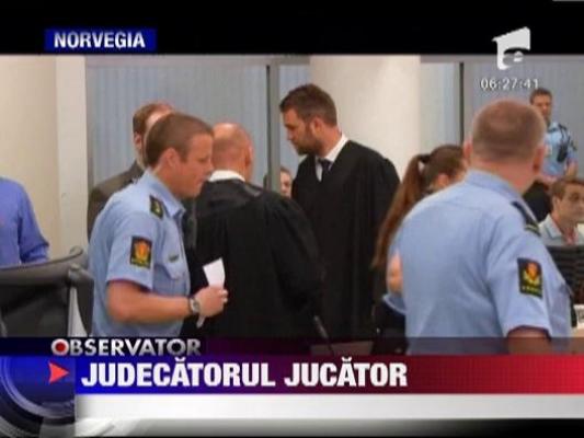 Un judecator se juca Solitaire in timpul procesului lui Anders Breivik