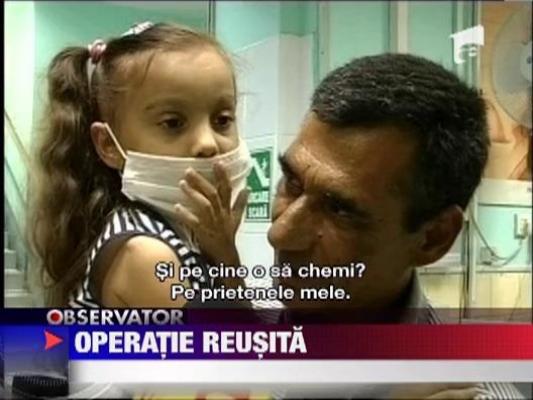Fetita de 6 ani care a primit un rinichi de la mama ei a plecat acasa