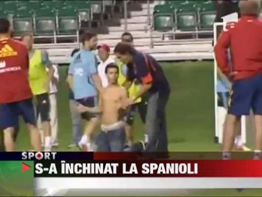 Un fan spaniol s-a inchinat in fata lui Casillas si Iniesta
