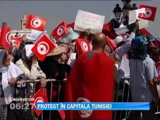 Mii de oameni au iesit in strada in capitala Tunisiei