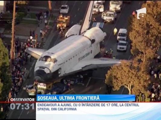 Naveta spatiala Endeavour a ajuns la Centrul Spatial din California