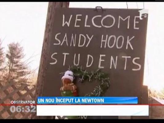Elevii scolii primare din oraselul american Newtown au revenit la ore