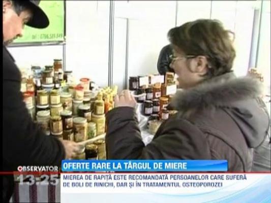 Oferte rare la Targul Mierii de la Cluj Napoca: apicultorii vand miere din mana, rapita, zmeura sau menta