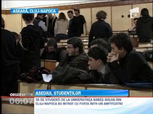 30 de studenti de la Universitatea Babes-Bolyai din Cluj-Napoca au intrat cu forta intr-un amfiteatru
