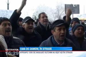 Peste 1.500 de angajati au PROTESTAT la Oltchim. Un salariat al combinatului a fost lovit de o masina in timpul mitingului