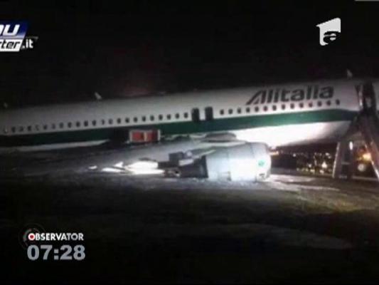 Roma: Un avion cu peste 150 de pasageri la bord a aterizat inclinat pe o parte
