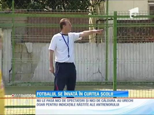 Fotbalul se învaţă în curtea şcolii