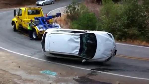 Video! Un Dorel al maşinilor! A distrus un autoturism încercând să îl "salveze"