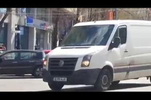 VIDEO! Doar în România e posibil! Evaziune lângă maşina ANAF