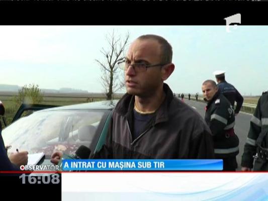 Un autoturism înmatriculat în Ungaria a intrat sub un TIR, pe un drum din județul Satu Mare
