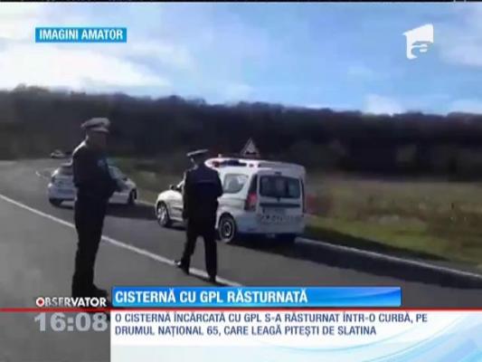 O cisternă cu gaz s-a răsturnat azi pe un drum național din România și a stârnit panică printre șoferi