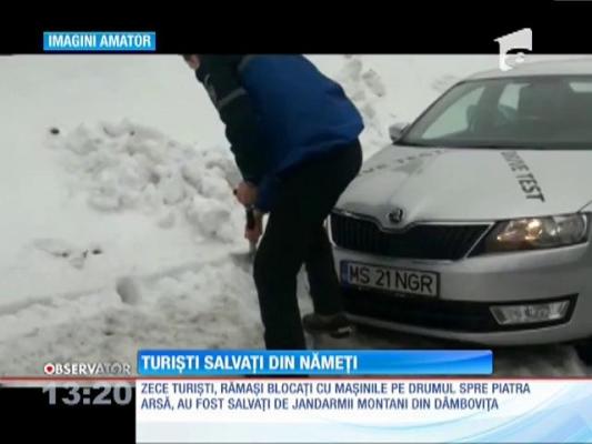 Zece turiști salvați de jandarmii montani, spre drumul spre Piatra Arsă