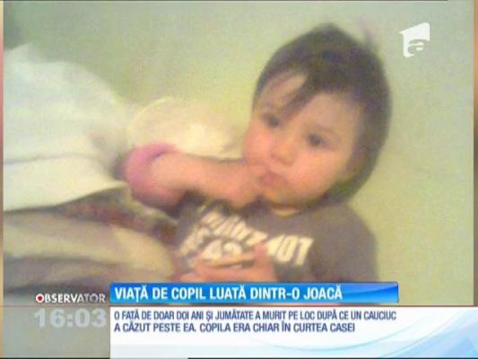 O copilă de 2 ani a murit după ce un cauciuc a căzut peste ea