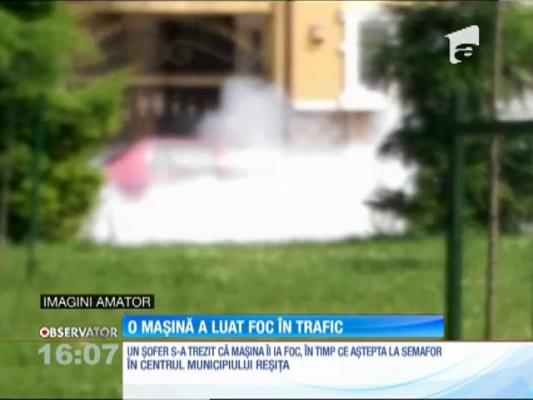 Un timişorean s-a trezit cu motorul mașinii în flăcări, în timp ce aștepta la semafor în centrul municipiului Reșița
